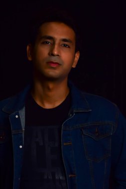 Erkek portresi, akıllı sıradan bir adam, Hauz Khas Köyü 'nün içinde kendine güvenen yakışıklı bir adam Delhi Hindistan' da, erkek Hint mankeni açık hava çekimi