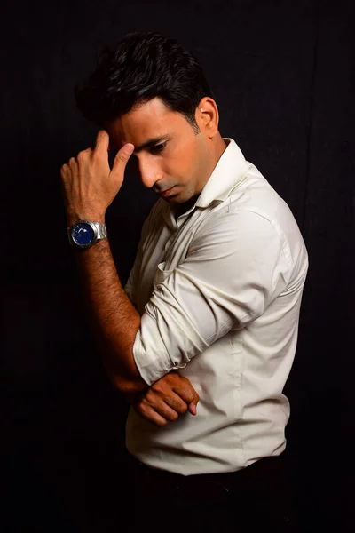 Erkek portresi, akıllı sıradan bir adam, Hauz Khas Köyü 'nün içinde kendine güvenen yakışıklı bir adam Delhi Hindistan' da, erkek Hint mankeni açık hava çekimi