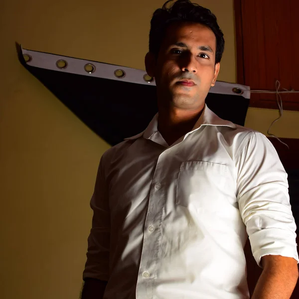 Erkek portresi, akıllı sıradan bir adam, Hauz Khas Köyü 'nün içinde kendine güvenen yakışıklı bir adam Delhi Hindistan' da, erkek Hint mankeni açık hava çekimi