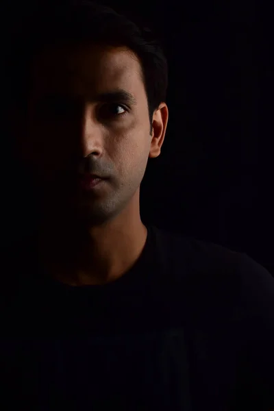 Erkek portresi, akıllı sıradan bir adam, Hauz Khas Köyü 'nün içinde kendine güvenen yakışıklı bir adam Delhi Hindistan' da, erkek Hint mankeni açık hava çekimi