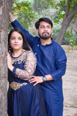 Yeni Delhi Hindistan 25 Kasım 2019 - Yeni Delhi 'de popüler bir turizm merkezi olan Lodhi Garden Delhi' de düğün öncesi fotoğraf çekimi için bir çift poz