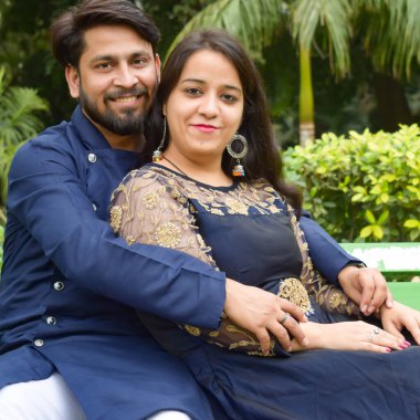 Yeni Delhi Hindistan 25 Kasım 2019 - Yeni Delhi 'de popüler bir turizm merkezi olan Lodhi Garden Delhi' de düğün öncesi fotoğraf çekimi için bir çift poz