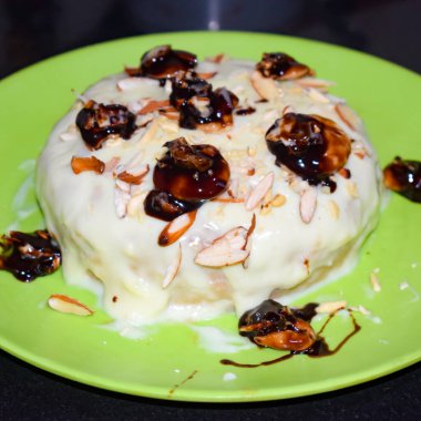 Çikolatalı ev yapımı, kurutulmuş meyve, kuru üzüm, fındık, badem vb. Noel ve yeni yılda satılık tarçınlı ve baharatlı ev yapımı lezzetli pastalar.