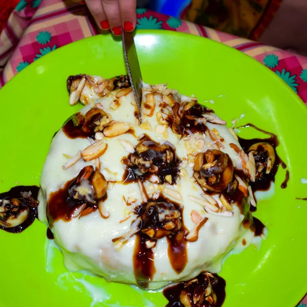 Schokolade Hausgemachter Kuchen Mit Trockenfrüchten Rosinen Cashewnüssen Mandeln Usw Leckerer — Stockfoto