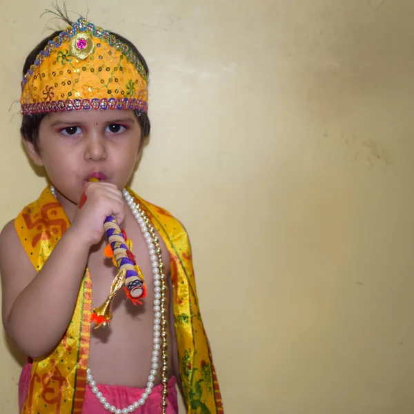 Cute Indian Kid Berpakaian Sebagai Dewa Krishna Kecil Pada Acara — Stok Foto