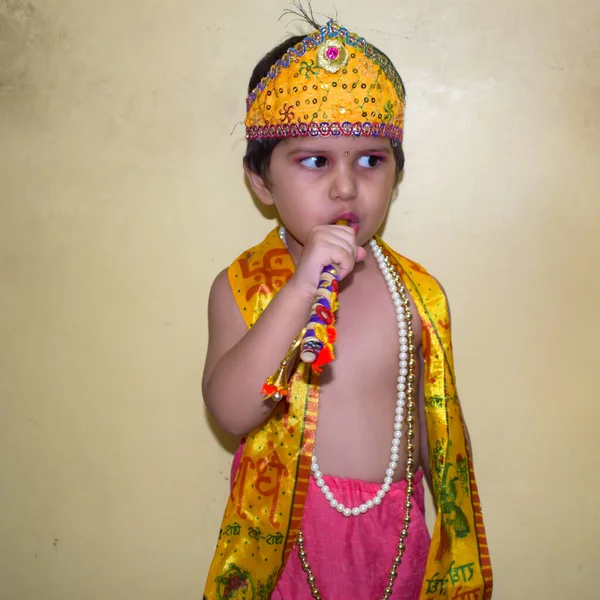 Cute Indian Kid Berpakaian Sebagai Dewa Krishna Kecil Pada Acara — Stok Foto