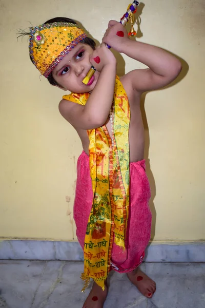 Cute Indian Kid Berpakaian Sebagai Dewa Krishna Kecil Pada Acara — Stok Foto