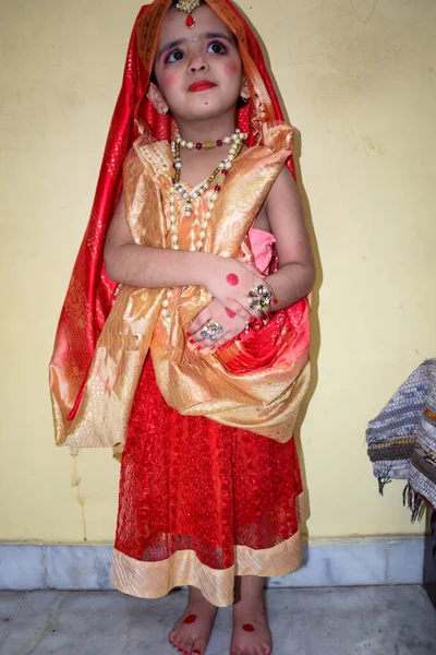 Söt Indisk Kid Utklädd Till Liten Lord Radha Med Anledning — Stockfoto
