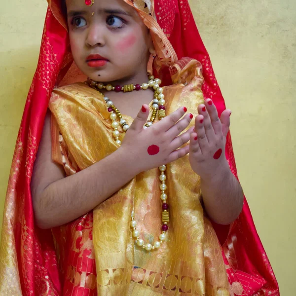 Söpö Intialainen Lapsi Pukeutunut Pikku Lordi Radhaksi Radha Krishna Janmastami — kuvapankkivalokuva