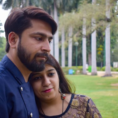 Yeni Delhi Hindistan 25 Kasım 2019 - Yeni Delhi 'de popüler bir turizm merkezi olan Lodhi Garden Delhi' de düğün öncesi fotoğraf çekimi için bir çift poz