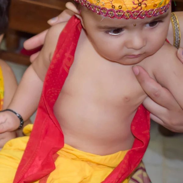 Söt Indisk Kid Utklädd Till Liten Lord Krishna Med Anledning — Stockfoto