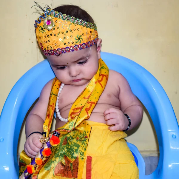 Cute Indian Kid Berpakaian Sebagai Dewa Krishna Kecil Pada Acara — Stok Foto