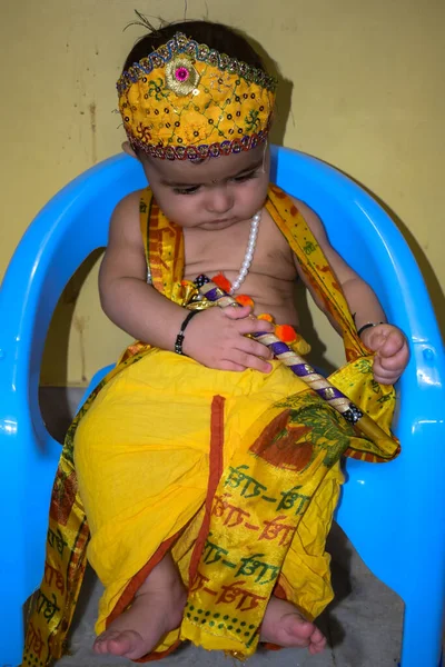 Cute Indian Kid Berpakaian Sebagai Dewa Krishna Kecil Pada Acara — Stok Foto