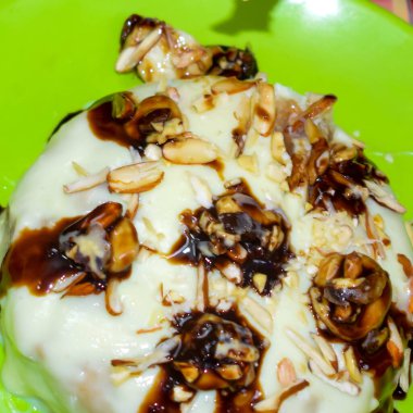 Çikolatalı ev yapımı, kurutulmuş meyve, kuru üzüm, fındık, badem vb. Noel ve yeni yılda satılık tarçınlı ve baharatlı ev yapımı lezzetli pastalar.