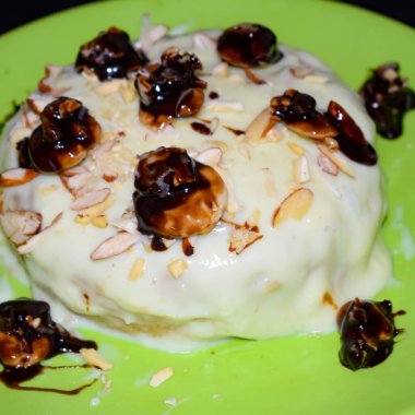 Çikolatalı ev yapımı, kurutulmuş meyve, kuru üzüm, fındık, badem vb. Noel ve yeni yılda satılık tarçınlı ve baharatlı ev yapımı lezzetli pastalar.