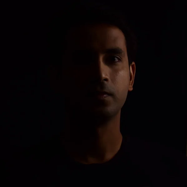 Yeni Delhi Hindistan 30 Mart 2020 - Erkek portresi, akıllı sıradan adam, kendine güveni tam yakışıklı adam Delhi Hindistan stüdyosunda, Hintli erkek modelin kapalı stüdyo fotoğraf çekimi