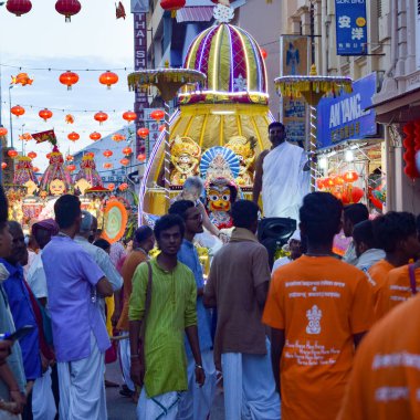 Malacca, Malezya - Ocak 01 2020: Jonker Caddesi 'ndeki Jagannath rath yatra, Malacca' daki Çin Mahallesi 'nin merkez sokağıdır. 7 Temmuz 2008 'de UNESCO Dünya Mirası Listesi olarak listelendi. İnsanlar etrafını keşfederken görülebilir.