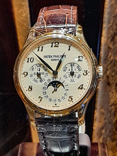 Malacca, Malezya - 01.01.2020 Şık lüks erkek saati, sergi salonunun içindeki hoş adamın kol saatinin yakın görüntüsü