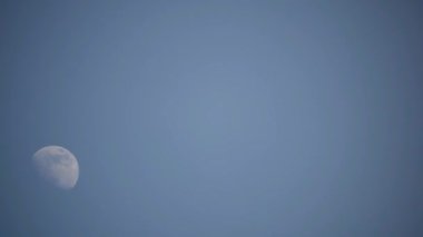 Moon Timelapse, Stock zamanaşımı: Dolunay karanlık gökyüzünde yükseliyor, gece vakti. Dolunay zamanı, gece karanlığında karanlık gökyüzünde ay ışığıyla birlikte kaybolur. Yüksek kaliteli beleş video kaydı veya zaman ayarlı