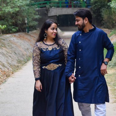 Yeni Delhi Hindistan 25 Kasım 2019 - Yeni Delhi 'de popüler bir turizm merkezi olan Lodhi Garden Delhi' de düğün öncesi fotoğraf çekimi için bir çift poz