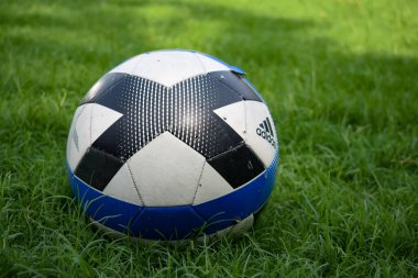 Yeni Delhi, Hindistan - 26 Ocak 2020: Bir futbol oyuncusu yerel futbol sahası için hazırlanan 