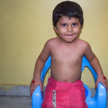 Tatlı Hintli Çocuk, Delhi 'de düzenlenen Radha Krishna Janmastami Festivali için küçük Lord Krishna gibi giyinmiş.