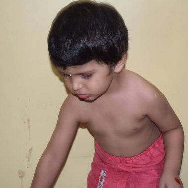 Tatlı Hintli Çocuk, Delhi 'de düzenlenen Radha Krishna Janmastami Festivali için küçük Lord Krishna gibi giyinmiş.