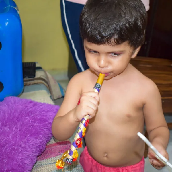 Lindo Niño Indio Vestido Como Pequeño Señor Krishna Con Motivo — Foto de Stock