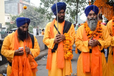 Delhi, Hindistan, 2 Ekim 2023 - Doğu Delhi bölgesinde Guru Nanak Dev, Nagar Kirtan 'ın doğum günü dolayısıyla geleneksel Nagar Kirtan, geleneksel Nagar geçit töreninde Sihler gatka ve dövüş sanatları sergiliyor
