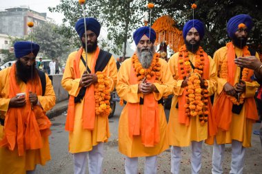 Delhi, Hindistan, 2 Ekim 2023 - Doğu Delhi bölgesinde Guru Nanak Dev, Nagar Kirtan 'ın doğum günü dolayısıyla geleneksel Nagar Kirtan, geleneksel Nagar geçit töreninde Sihler gatka ve dövüş sanatları sergiliyor