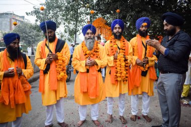 Delhi, Hindistan, 2 Ekim 2023 - Doğu Delhi bölgesinde Guru Nanak Dev, Nagar Kirtan 'ın doğum günü dolayısıyla geleneksel Nagar Kirtan, geleneksel Nagar geçit töreninde Sihler gatka ve dövüş sanatları sergiliyor