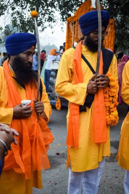 Delhi, Hindistan, 2 Ekim 2023 - Doğu Delhi bölgesinde Guru Nanak Dev, Nagar Kirtan 'ın doğum günü dolayısıyla geleneksel Nagar Kirtan, geleneksel Nagar geçit töreninde Sihler gatka ve dövüş sanatları sergiliyor