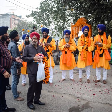 Delhi, Hindistan, 2 Ekim 2023 - Doğu Delhi bölgesinde Guru Nanak Dev, Nagar Kirtan 'ın doğum günü dolayısıyla geleneksel Nagar Kirtan, geleneksel Nagar geçit töreninde Sihler gatka ve dövüş sanatları sergiliyor