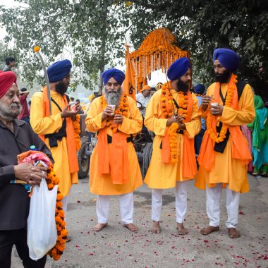Delhi, Hindistan, 2 Ekim 2023 - Doğu Delhi bölgesinde Guru Nanak Dev, Nagar Kirtan 'ın doğum günü dolayısıyla geleneksel Nagar Kirtan, geleneksel Nagar geçit töreninde Sihler gatka ve dövüş sanatları sergiliyor