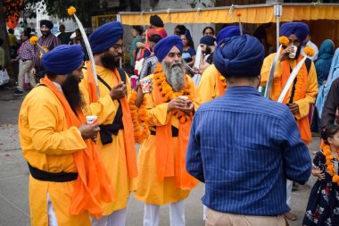 Delhi, Hindistan, 2 Ekim 2023 - Doğu Delhi bölgesinde Guru Nanak Dev, Nagar Kirtan 'ın doğum günü dolayısıyla geleneksel Nagar Kirtan, geleneksel Nagar geçit töreninde Sihler gatka ve dövüş sanatları sergiliyor
