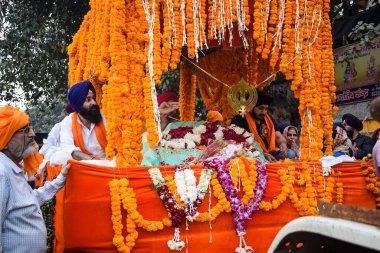 Delhi, Hindistan, 2 Ekim 2023 - Doğu Delhi bölgesinde Guru Nanak Dev, Nagar Kirtan 'ın doğum günü dolayısıyla geleneksel Nagar Kirtan, geleneksel Nagar geçit töreninde Sihler gatka ve dövüş sanatları sergiliyor