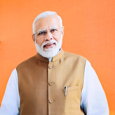 Yeni Delhi, Hindistan - 17 Şubat 2024 - Başbakan Narendra Modi, Başkentteki büyük bir seçim mitingine katılırken Başbakan Modi 'nin posteri olan BJP yol gösterisinde kesildi
