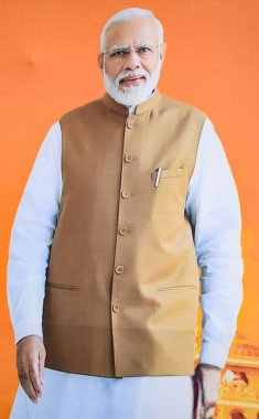 Yeni Delhi, Hindistan - 17 Şubat 2024 - Başbakan Narendra Modi, Başkentteki büyük bir seçim mitingine katılırken Başbakan Modi 'nin posteri olan BJP yol gösterisinde kesildi