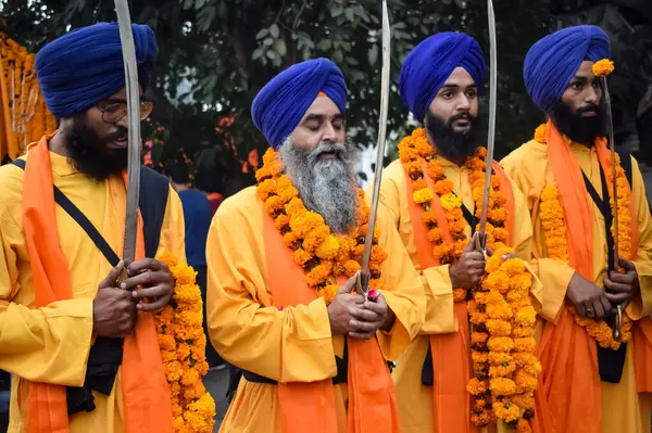 Delhi, Hindistan, 2 Ekim 2023 - Doğu Delhi bölgesinde Guru Nanak Dev, Nagar Kirtan 'ın doğum günü dolayısıyla geleneksel Nagar Kirtan, geleneksel Nagar geçit töreninde Sihler gatka ve dövüş sanatları sergiliyor