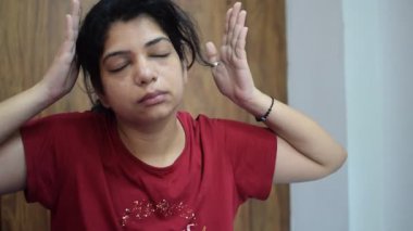 Evde yoga yapan genç Hintli bir kadın çevrimiçi yoga seansında güzel bir kız temel yoga pozisyonunda Asyalı bir kadın kapalı alanda yoga yapıyor. 