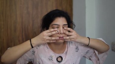 Evde yoga yapan genç Hintli bir kadın çevrimiçi yoga seansında güzel bir kız temel yoga pozisyonunda Asyalı bir kadın kapalı alanda yoga yapıyor. 