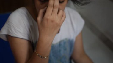 Evde yoga yapan genç Hintli bir kadın çevrimiçi yoga seansında güzel bir kız temel yoga pozisyonunda Asyalı bir kadın kapalı alanda yoga yapıyor. 