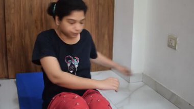 Evde yoga yapan genç Hintli bir kadın çevrimiçi yoga seansında güzel bir kız temel yoga pozisyonunda Asyalı bir kadın kapalı alanda yoga yapıyor. 