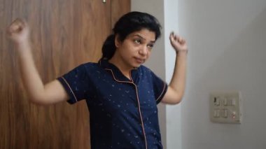 Evde yoga yapan genç Hintli bir kadın çevrimiçi yoga seansında güzel bir kız temel yoga pozisyonunda Asyalı bir kadın kapalı alanda yoga yapıyor. 