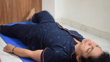 Evde yoga yapan genç Hintli bir kadın çevrimiçi yoga seansında güzel bir kız temel yoga pozisyonunda Asyalı bir kadın kapalı alanda yoga yapıyor. 