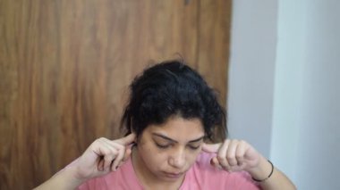 Evde yoga yapan genç Hintli bir kadın çevrimiçi yoga seansında güzel bir kız temel yoga pozisyonunda Asyalı bir kadın kapalı alanda yoga yapıyor. 