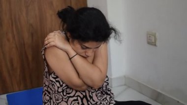 Evde yoga yapan genç Hintli bir kadın çevrimiçi yoga seansında güzel bir kız temel yoga pozisyonunda Asyalı bir kadın kapalı alanda yoga yapıyor. 