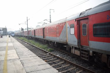 Amritsar, Hindistan, 15 Ağustos 2025 - Amritsar tren istasyonunda sabah treni, Amritsar, Punjab tren istasyonunda renkli tren