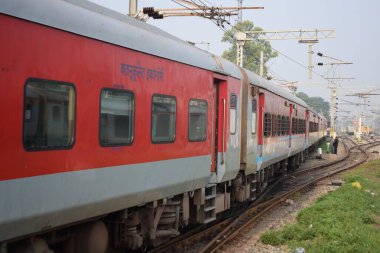 Amritsar, Hindistan, 15 Ağustos 2025 - Amritsar tren istasyonunda sabah treni, Amritsar, Punjab tren istasyonunda renkli tren