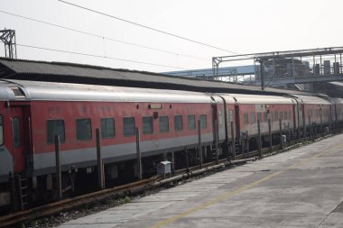Amritsar, Hindistan, 15 Ağustos 2025 - Amritsar tren istasyonunda sabah treni, Amritsar, Punjab tren istasyonunda renkli tren